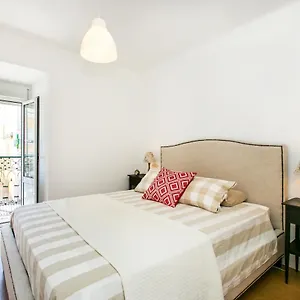 Belem! Charming 2 Bedroom W Terrace, Wifi & Free Street Parking Appartement